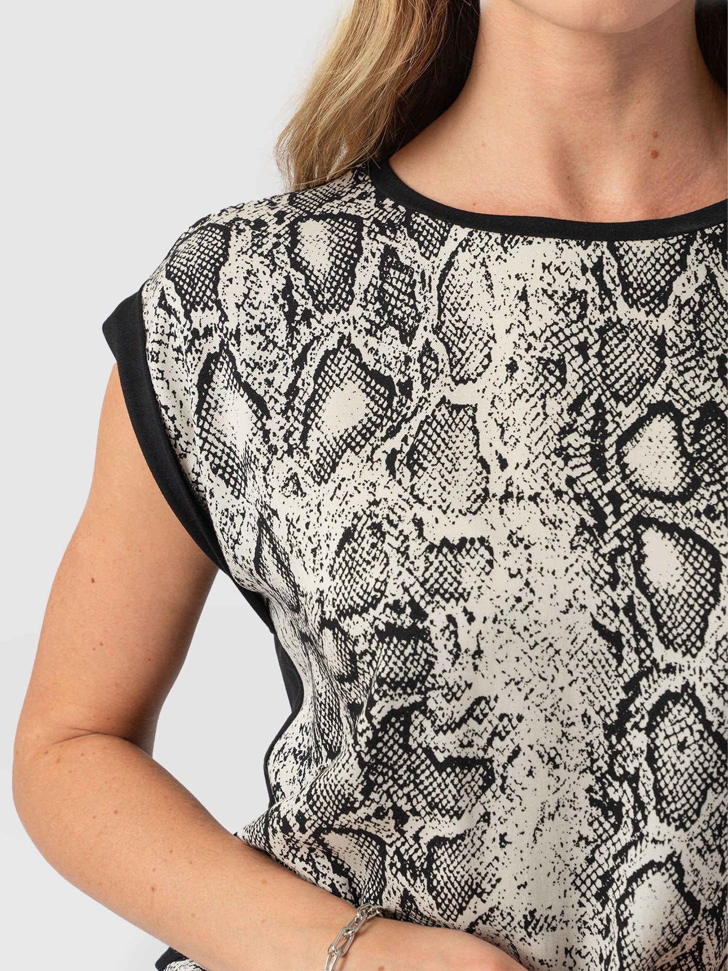Turn Up Contrast Tee - Cream Snake - Image 5